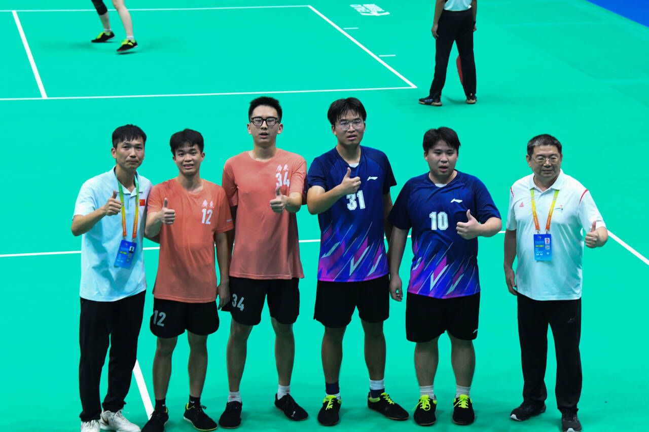 学青会广西民族大学戴道鹏吴天浩获毽球大学组男子双人赛金牌