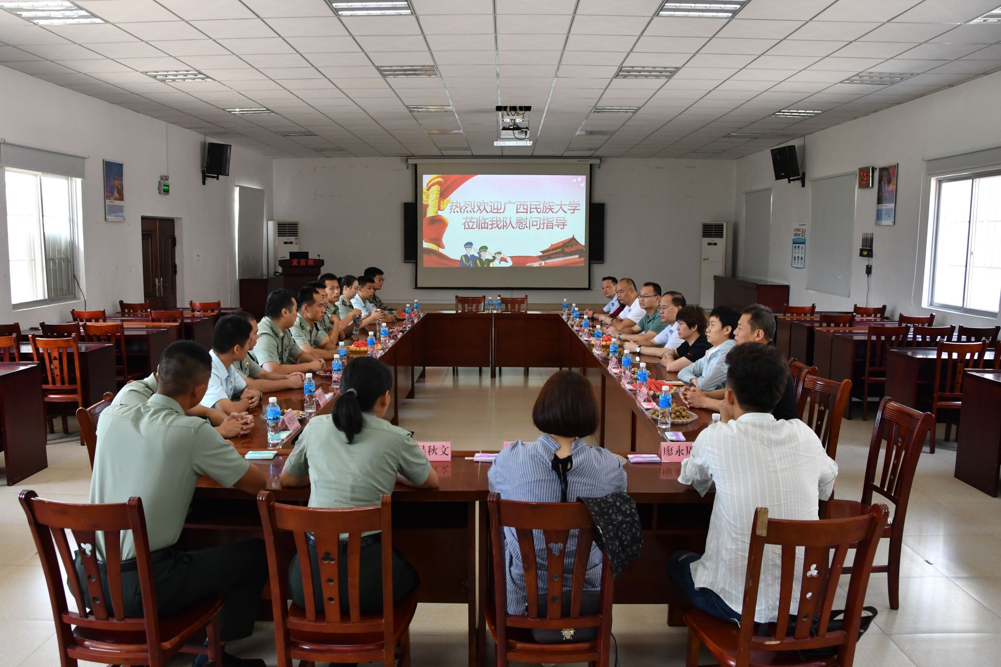 校领导慰问广西军区综合训练队官兵