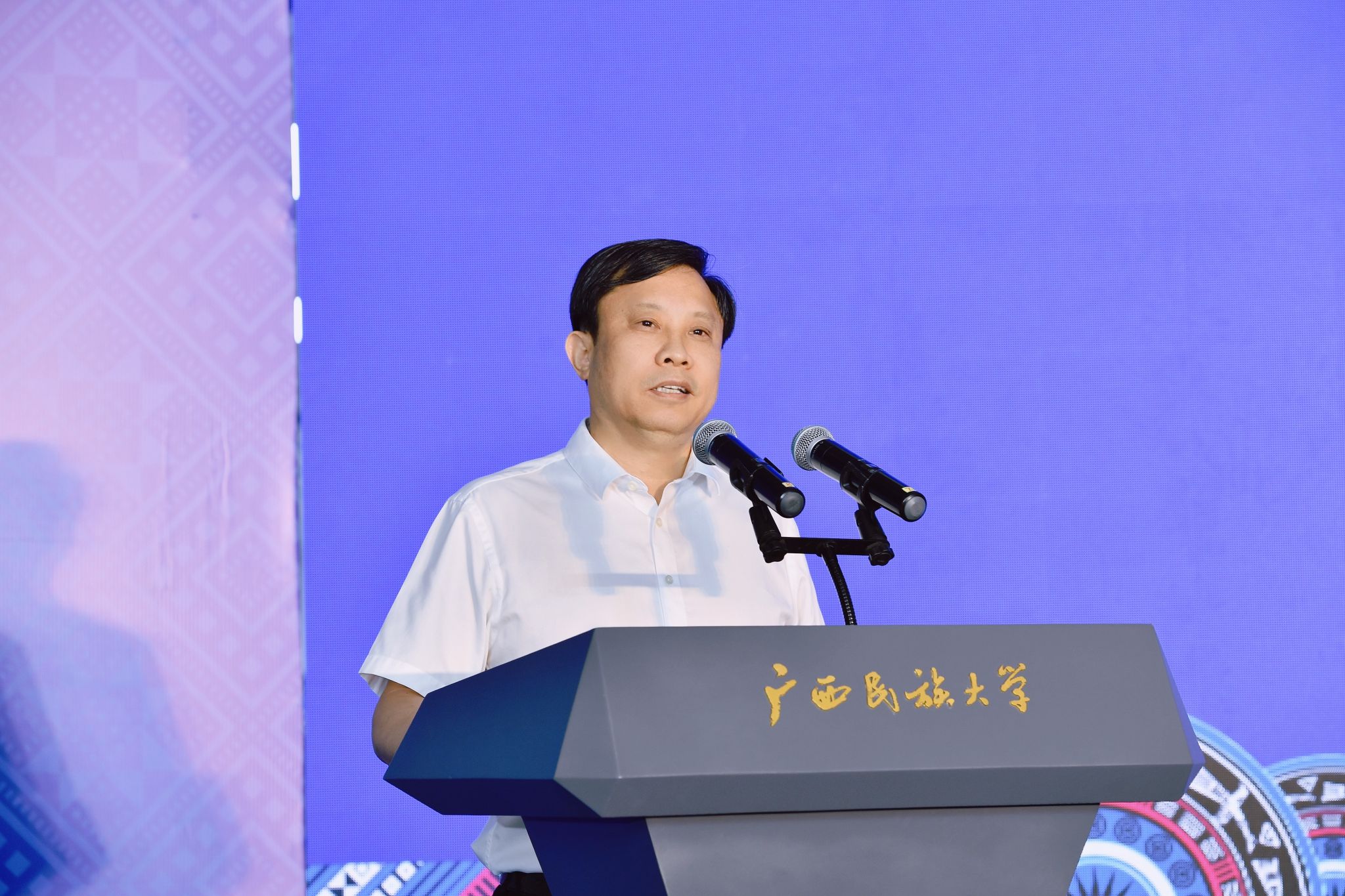 常务副部长崔佐钧讲话揭牌仪式会议现场【大学生通讯社报道】5月18日