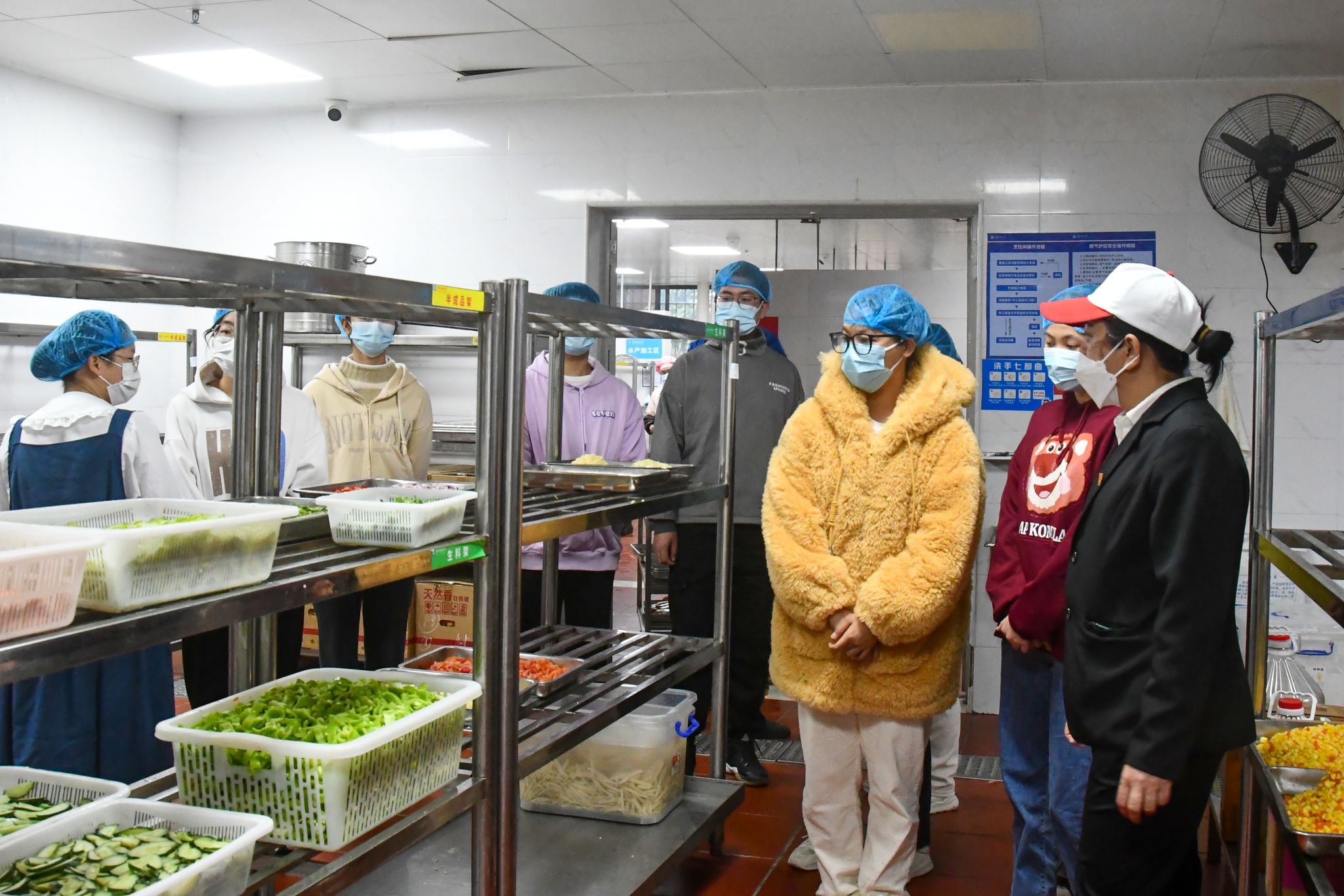 广西民族大学学生伙食管理委员会组织开展走进食堂活动