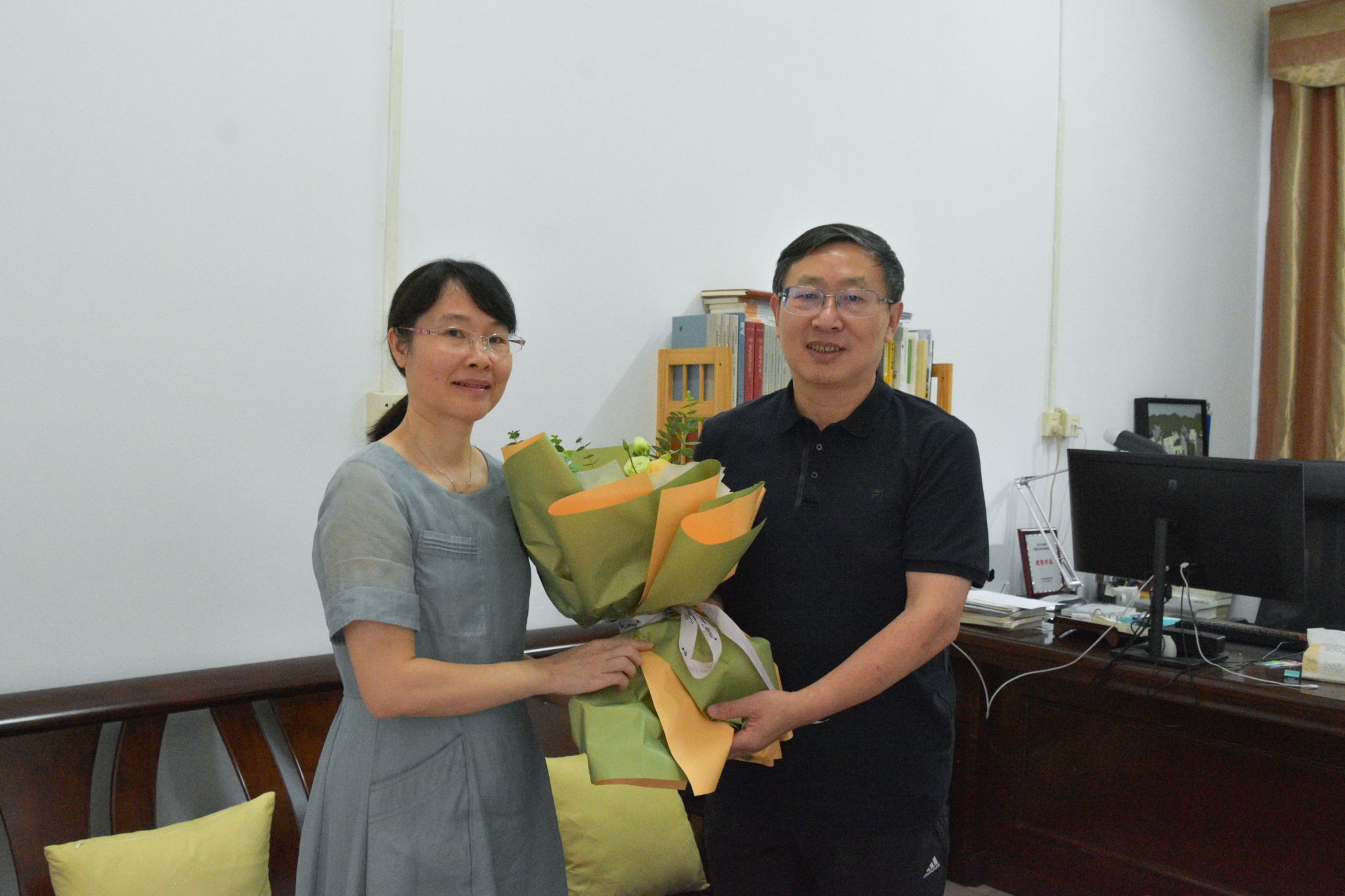 校领导教师节慰问教职工代表