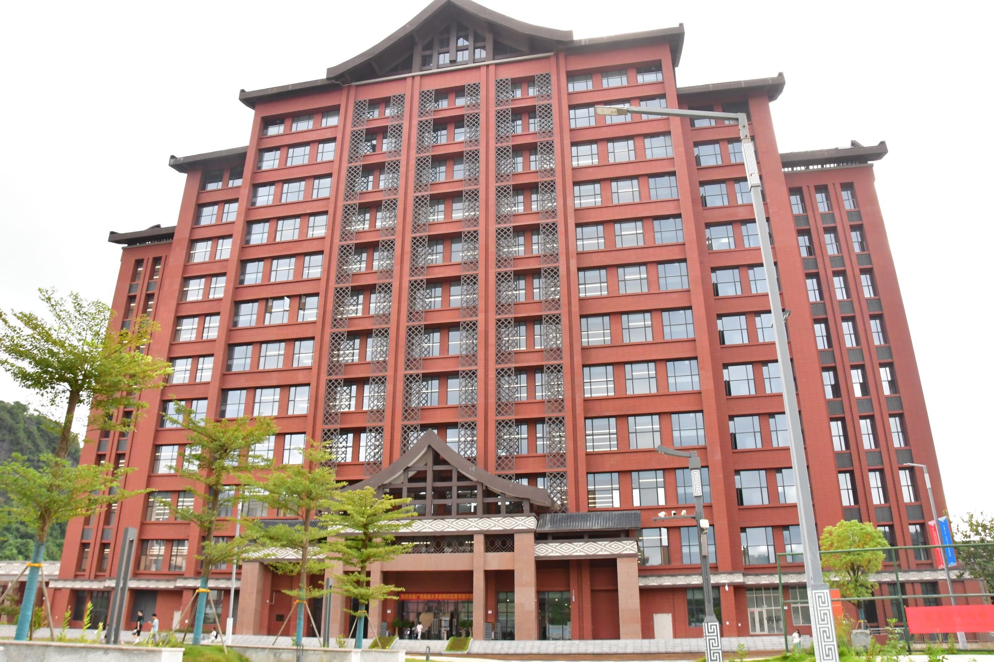 当前位置:>民大新闻网>民大要闻>正文>武鸣校区图书馆全景剪彩现场