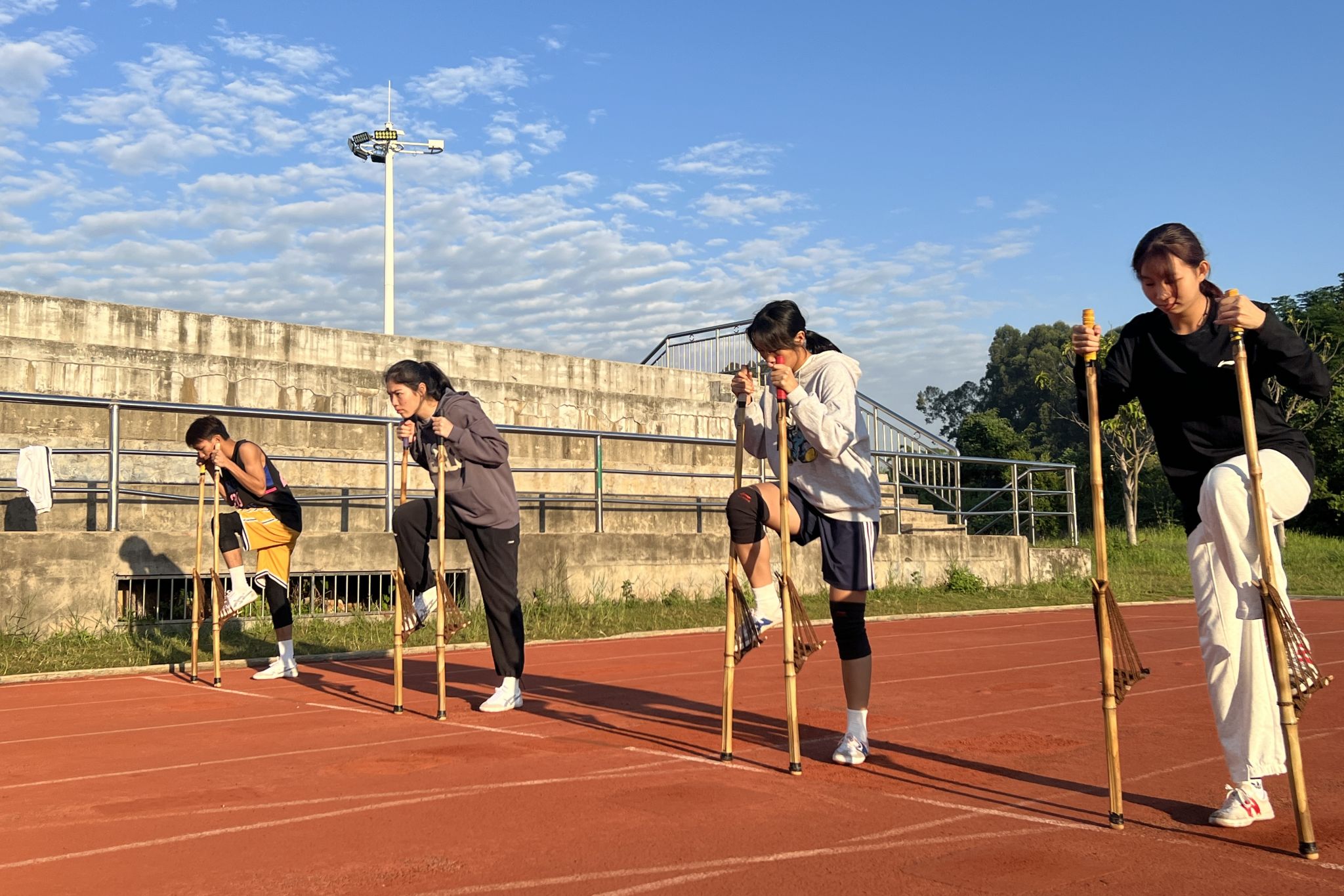 昂首阔步飞驰人生广西民族大学板鞋高脚竞速队备战侧记