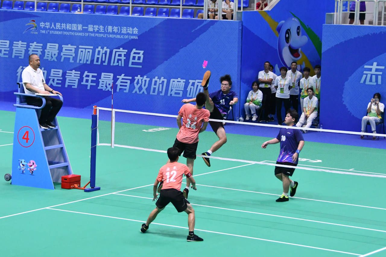 学青会广西民族大学戴道鹏吴天浩获毽球大学组男子双人赛金牌